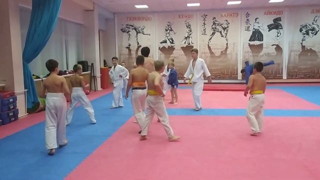 Одна из лучших игр для пацанов. Цель - забрать в плен.