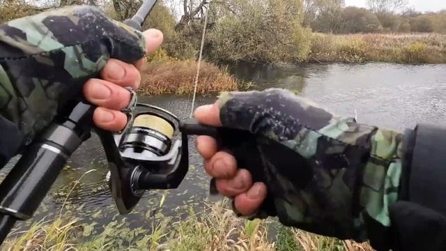 Короткая прогулка по МАЛОЙ РЕКЕ! Рыбалка на СПИННИНГ! Ловля ЩУКИ в ОКТЯБРЕ! смотреть онлайн