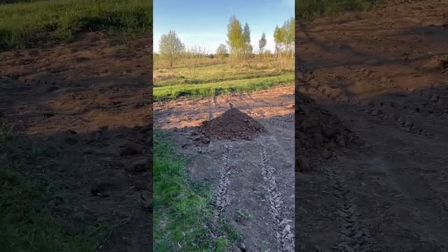 Удобряем картофельник #удобрение #перегной #поле #деревня #жизньвдеревне