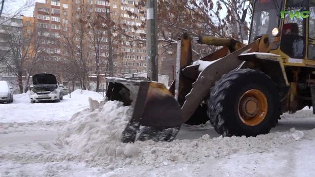 В региональной столице продолжается уборка снега на территориях возле контейнерных площадок