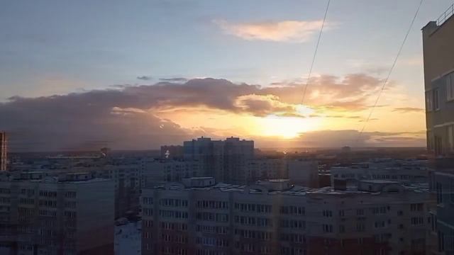 МАРТОВСКОЕ НЕБО⛅Солнце вышло из-за тучи и раскрасило дома🌇Красивый закат🎨Весеннее небо и саксофон