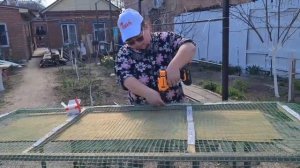 Ейск. Стройка женскими руками - вольер для... Щенки в добрые руки.