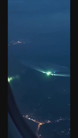 Внеземной Корабль Летящий за Авиалайнером