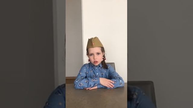 Стихотворение Юрия Шмидта «Вечный огонь» читает воспитанница подготовительной группы Кизыма Анна
