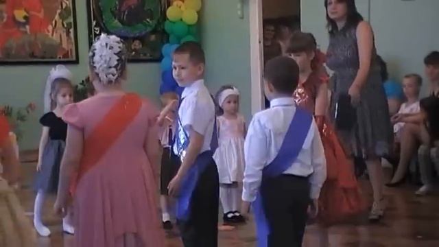 Малыши поздравляют выпускников