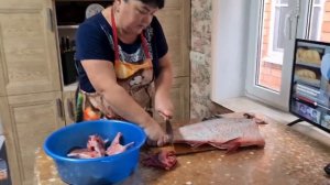 ЕйскКупили в станице огромную рыбу , теперь деваться некуда, чистим...