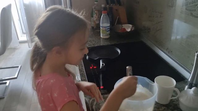 Арианка готовит блинчики 😎 #папинадочка #дети