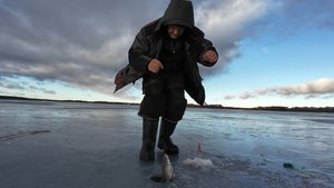 Первый лёд на Рузе .Набиваем руку. Вспоминаем как ловить.