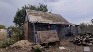 Купила дом Кубанец. Снос старых построек. А уличный туалет упал сам.