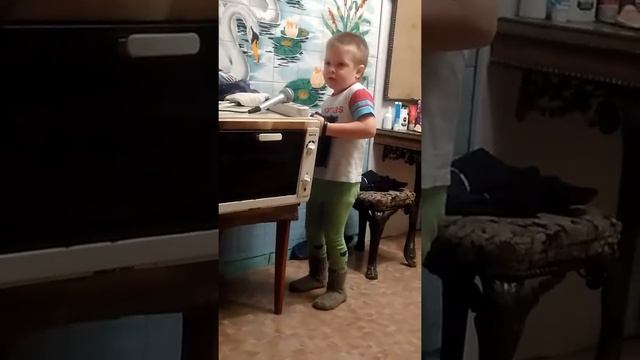 Маленький мальчик поёт песню