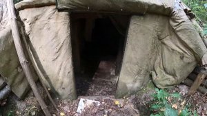 Землянка отшельника в лесу