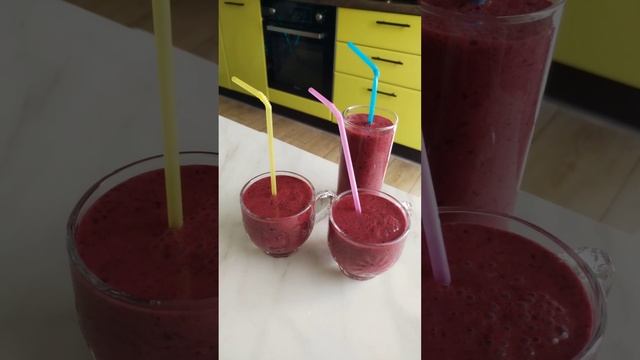 Вкусный полезный молочный коктейль из жимолости.  #рецепты #молочныйкоктейль #освежающийнапиток