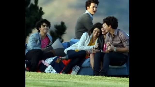 Jonas Brothers Demi Lovato Selena Gomez y Miley Cyrus - Sent it On