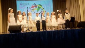 Веселая песенка. Первое выступление на сцене.