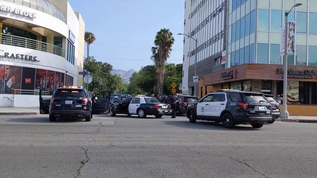 🛑STANDOFF!!🛑 UNCONFIRMED-,ARMED SUSPECT THREATENS POLICE!!🛑L.A.P.D. FULL FORCE!!! BREAKING!!🛑 смотреть онлайн