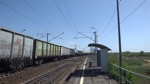 ВЛ80С-942А/2676 с грузовым поездом и приветливой бригадой