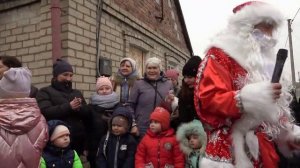 Раздача подарков на посёлке шахты №12