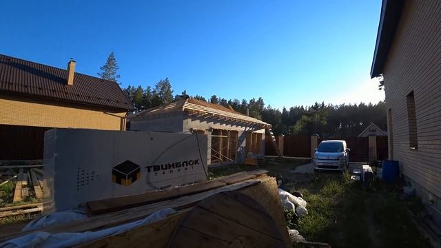 Птичка колибри на Урале.Крыша гаража почти готова.