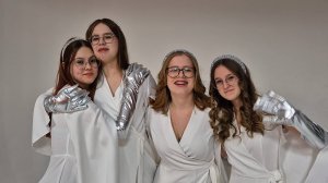 "Песенка о снежинке" (Пока часы 12 бьют)
Гимназия Арт-Этюд, 9Б кл.
г. Екатеринбург