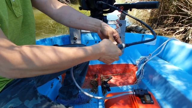 tuto comment démarrer un moteur hors bord.... смотреть онлайн