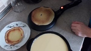 Тестирование электрическую блинницу / печем блины