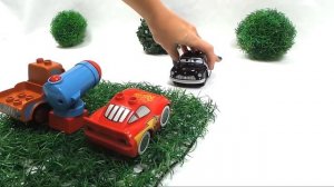 Молния МакКуин и Мэтр соревнуются в стрельбе. Мультфильм про машинки.