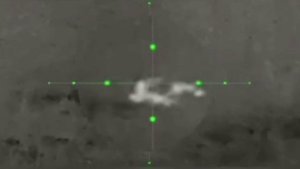 Российский снайпер уничтожает украинского военнослужащего в Курской области.