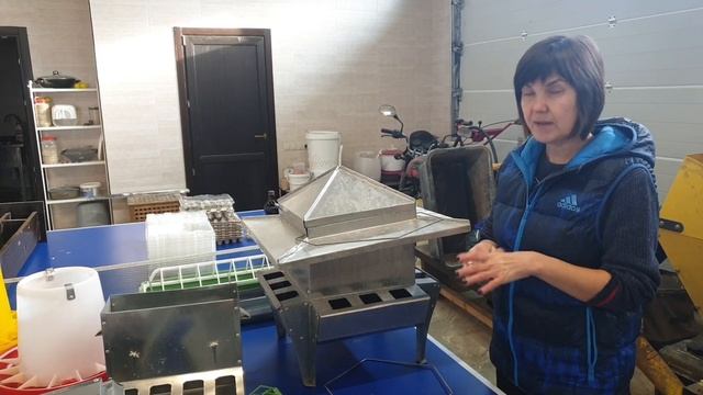 Практичная кормушка своими руками. Обзор кормушек для домашней птицы. смотреть онлайн