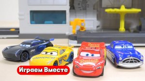 Играем в игрушки из Мультика ТАЧКИ ! Большой набор Машинок ! Видео для детей