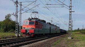 Электровоз ВЛ11-198/080А с грузовым поездом.