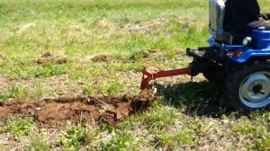 Минитрактор Батыр 18л.с. с фронтальным погрузчиком - работа однокорпусным плугом