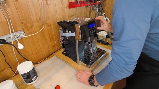 Delonghi primadonna esam 6600. General alarm. Заварной блок застрял в верхнем положении. смотреть онлайн