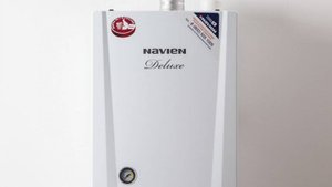 Почему слабый напор горячей воды в котле Navien Deluxe?