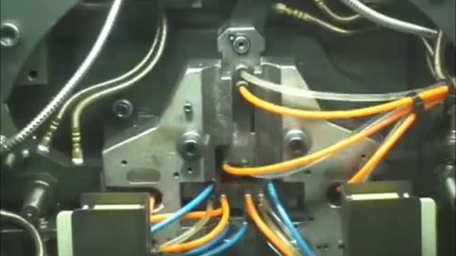 Многокаскадная литьевая машина с горячей камерой прессования смотреть онлайн