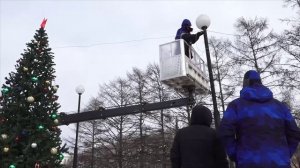 (25.12.2024) Впервые в Комсомольске на площади у кинотеатра “Факел” появилась новогодняя елка