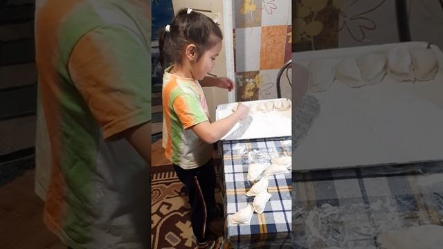 Когда вареники налеплены, что же делать с ними дальше?