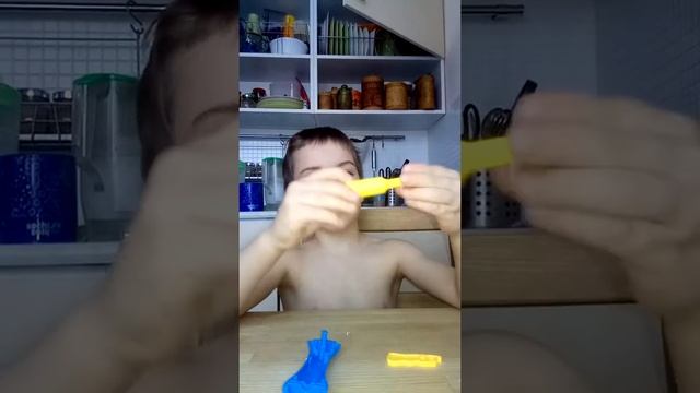 Юный видеоблогер рассказывает как сделать пистолет🔫.