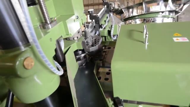 Автомат для формирования сверла у кровельных саморезов смотреть онлайн