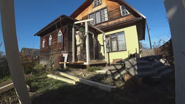 НАШЁЛ СЕБЕ НАПАРНИКА. Ниссан Атлас в помощь. Делаем деревянное открытое крыльцо на даче у бабушки. смотреть онлайн