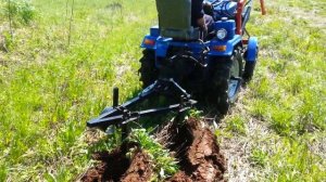 Минитрактор Батыр 18л.с. с фронтальным погрузчиком  - работа с двухкорпусным плугом