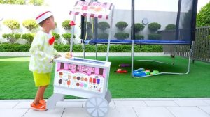 Niki berpura pura bermain menjual es krim dan ingin gerobak es krim baru