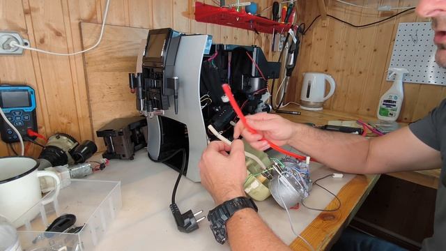 Jura z9. Намалывает мало кофе. А ещё подтекает. Меняем все трубки. смотреть онлайн