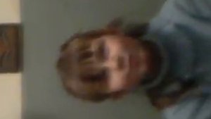 Маленькая девочка надувает пузырь из жувачки!