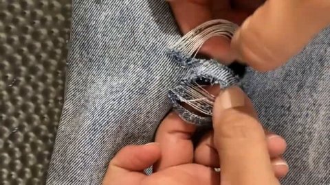 How to distress jeans/Distressing Jeans ✨ Fringe