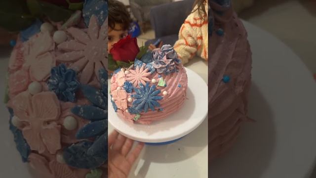 وتين وحمودي : تحدينا بعض انا ووتين انو نعمل كيكة محترفين شو رأيكن ؟ 😍🎂 #شفا #ديانا_وروما #ناستيا