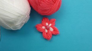 Уроки рукоделия. Создаем украшения из пряжи без вязания. Цветок с бусинкой