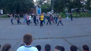 Детский лагерь, танец всего отряда.