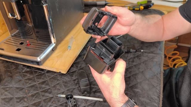 Saeco incanto. Обслуживание. Как собрать молочник. смотреть онлайн