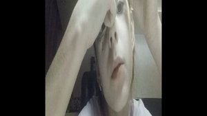 наклеиваю стразы на глаза