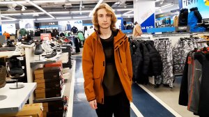 Спорт МАСТЕР Сын модель Меряем обувь Пристал парень в лесу